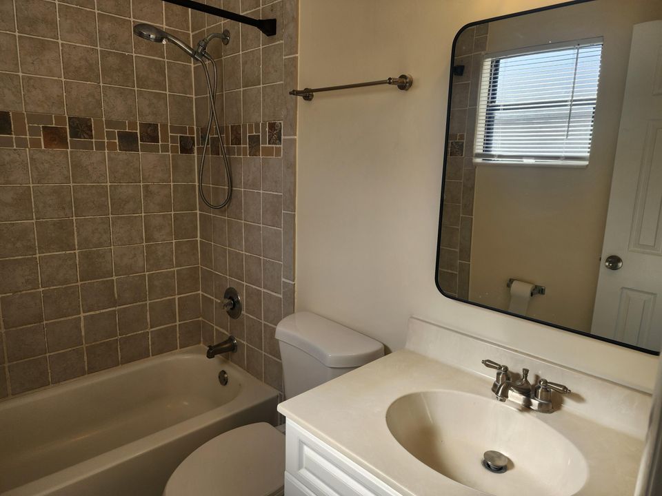 For Sale: $309,000 (2 beds, 2 baths, 924 Square Feet)