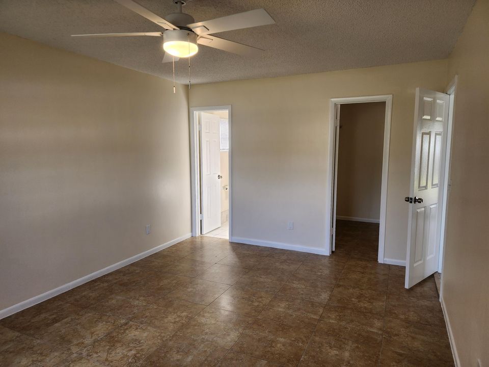 For Sale: $309,000 (2 beds, 2 baths, 924 Square Feet)