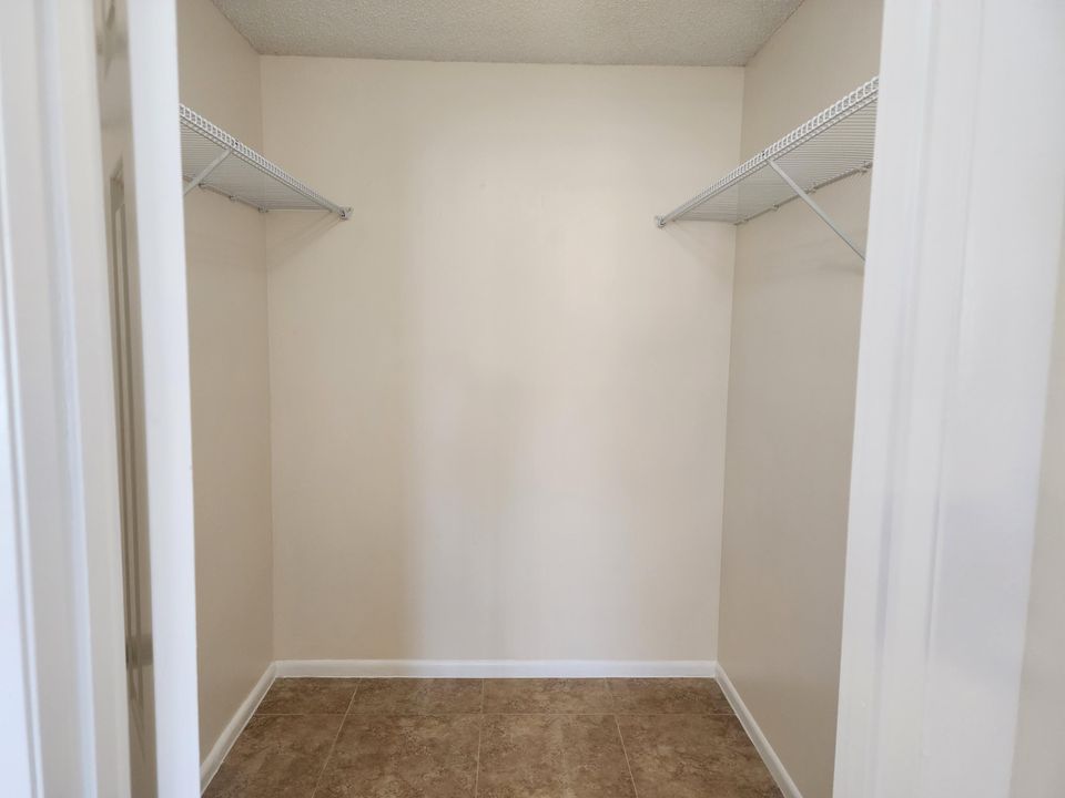 For Sale: $309,000 (2 beds, 2 baths, 924 Square Feet)