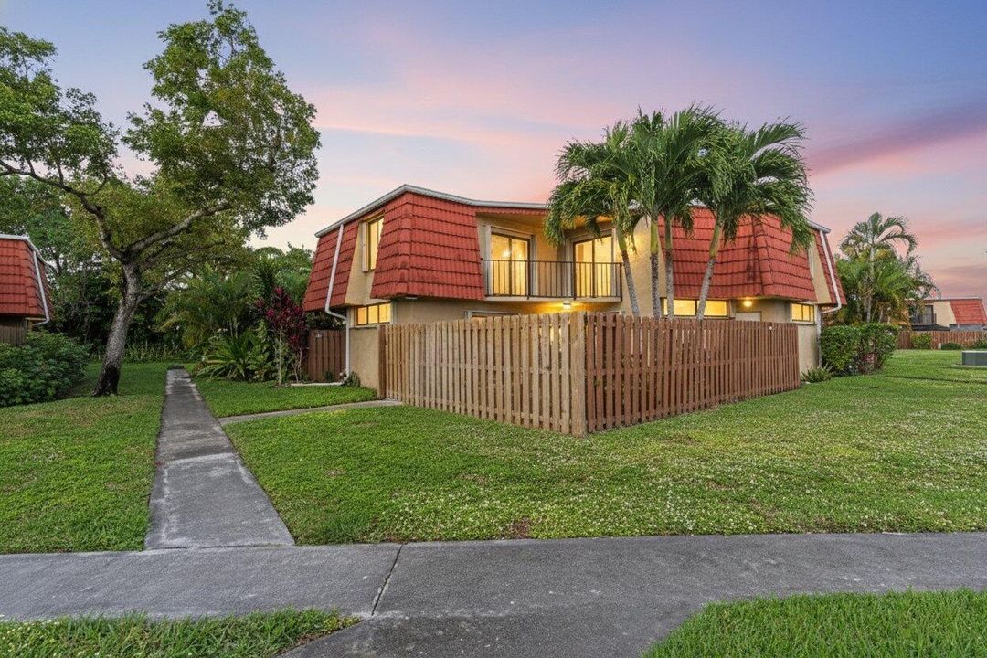 For Sale: $325,000 (2 beds, 2 baths, 1302 Square Feet)