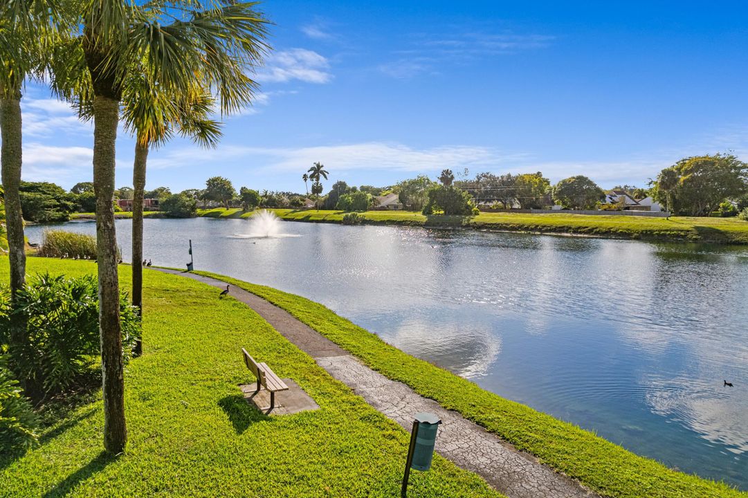 For Sale: $325,000 (2 beds, 2 baths, 1302 Square Feet)