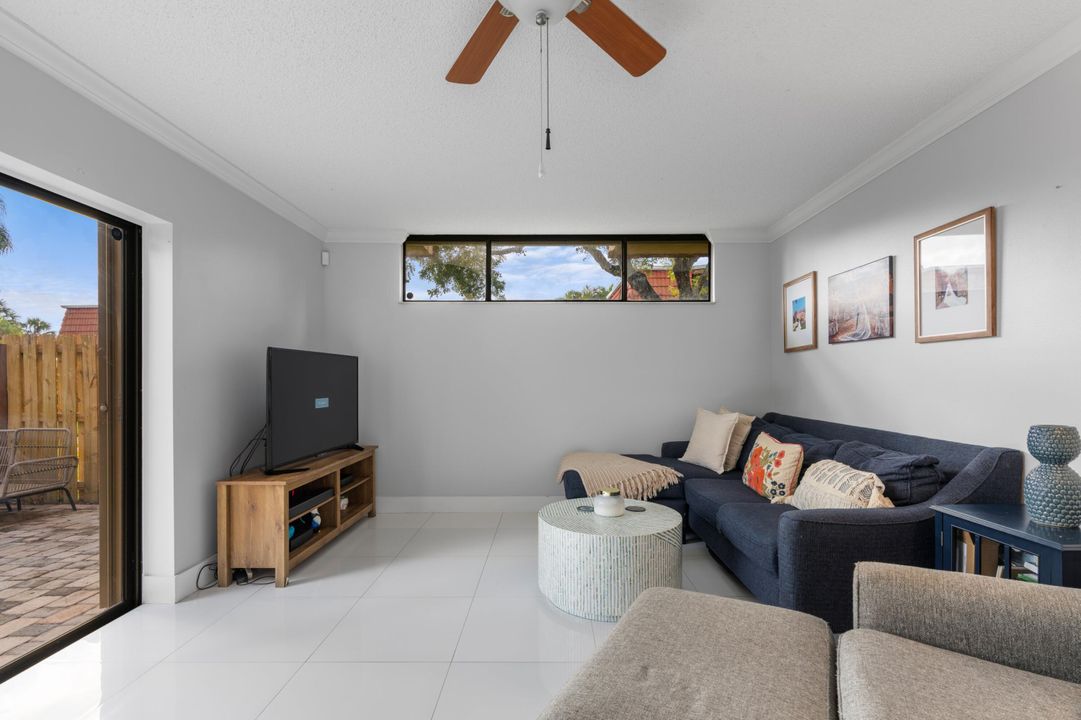 For Sale: $325,000 (2 beds, 2 baths, 1302 Square Feet)