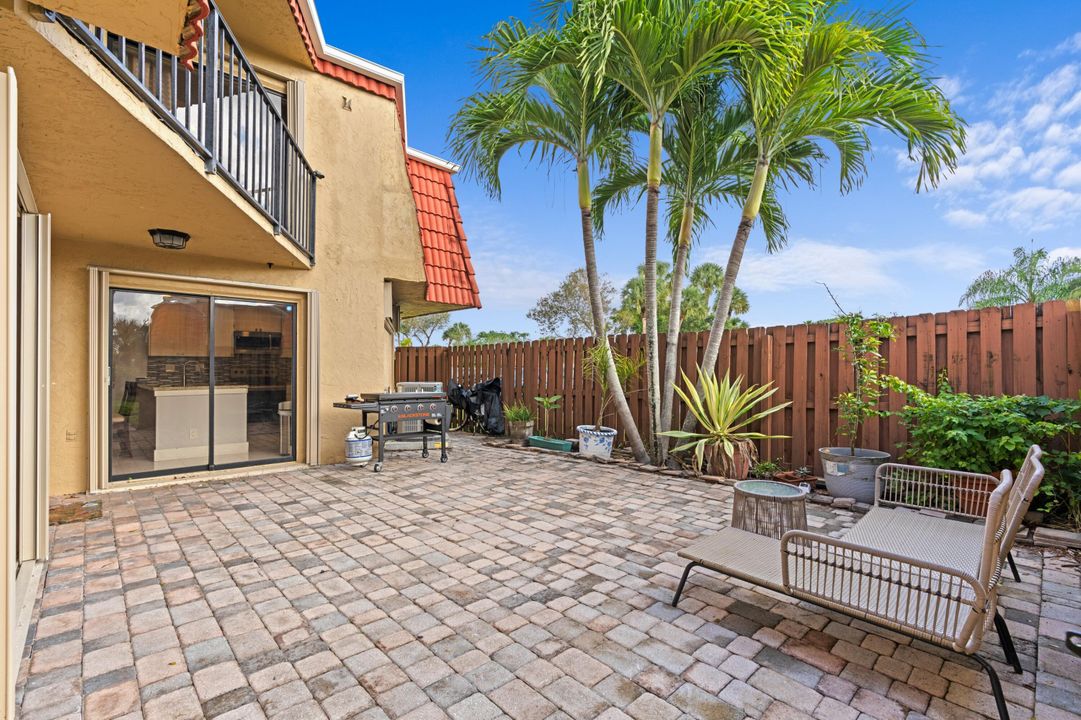 For Sale: $325,000 (2 beds, 2 baths, 1302 Square Feet)