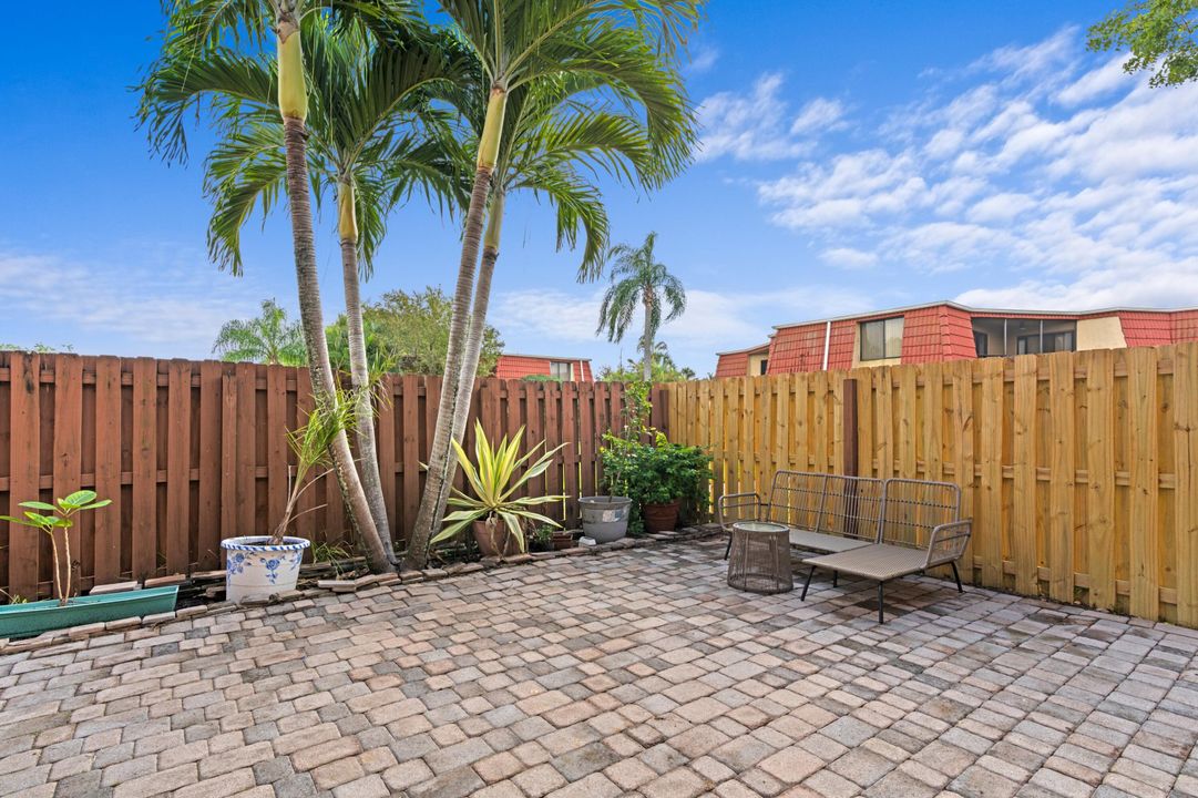 For Sale: $325,000 (2 beds, 2 baths, 1302 Square Feet)