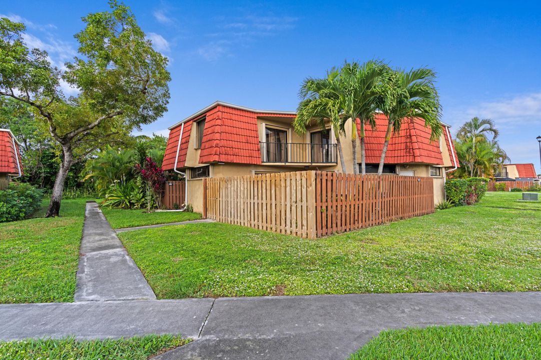 For Sale: $325,000 (2 beds, 2 baths, 1302 Square Feet)