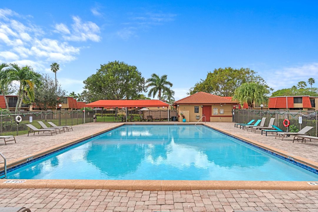 For Sale: $325,000 (2 beds, 2 baths, 1302 Square Feet)