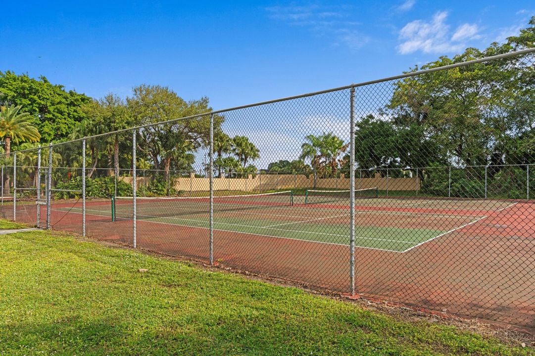 For Sale: $325,000 (2 beds, 2 baths, 1302 Square Feet)