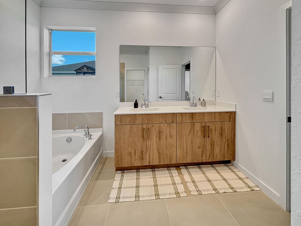 For Rent: $3,800 (4 beds, 2 baths, 1811 Square Feet)