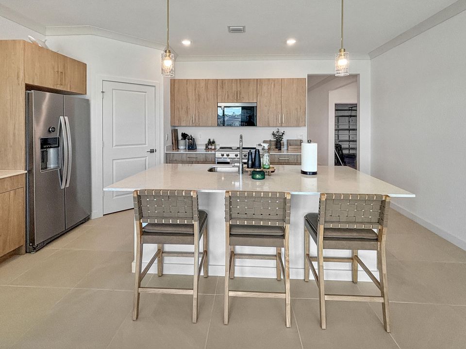 For Rent: $3,800 (4 beds, 2 baths, 1811 Square Feet)