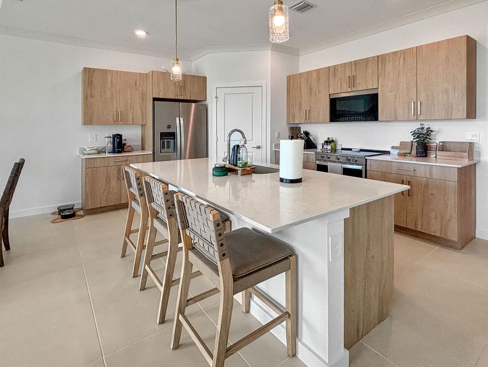 For Rent: $3,800 (4 beds, 2 baths, 1811 Square Feet)