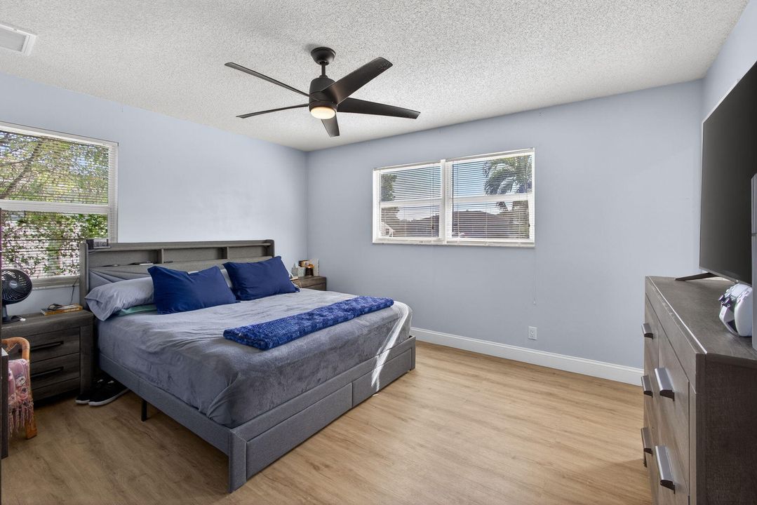 For Sale: $475,000 (2 beds, 2 baths, 1011 Square Feet)