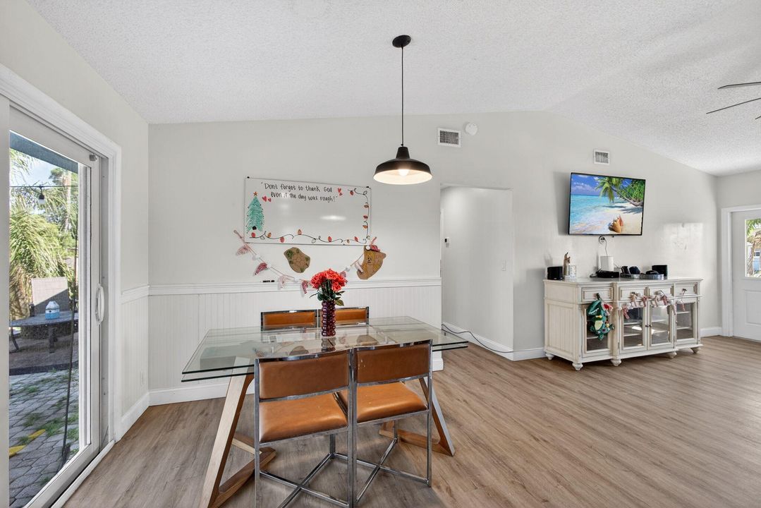 For Sale: $475,000 (2 beds, 2 baths, 1011 Square Feet)