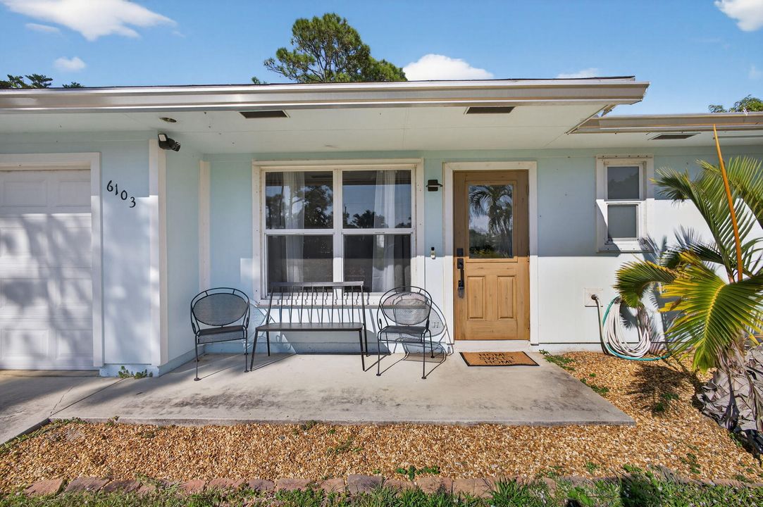 For Sale: $475,000 (2 beds, 2 baths, 1011 Square Feet)