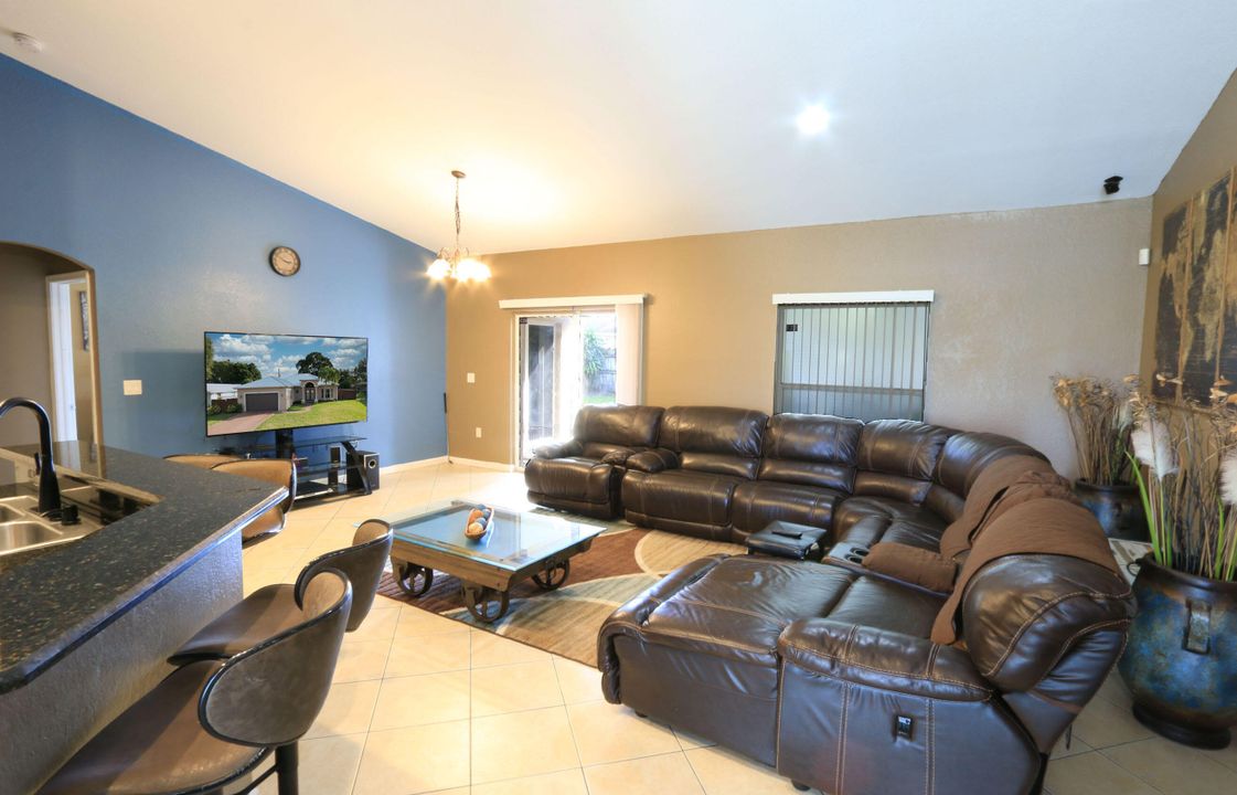 待售: $440,000 (3 贝兹, 2 浴室, 2014 平方英尺)