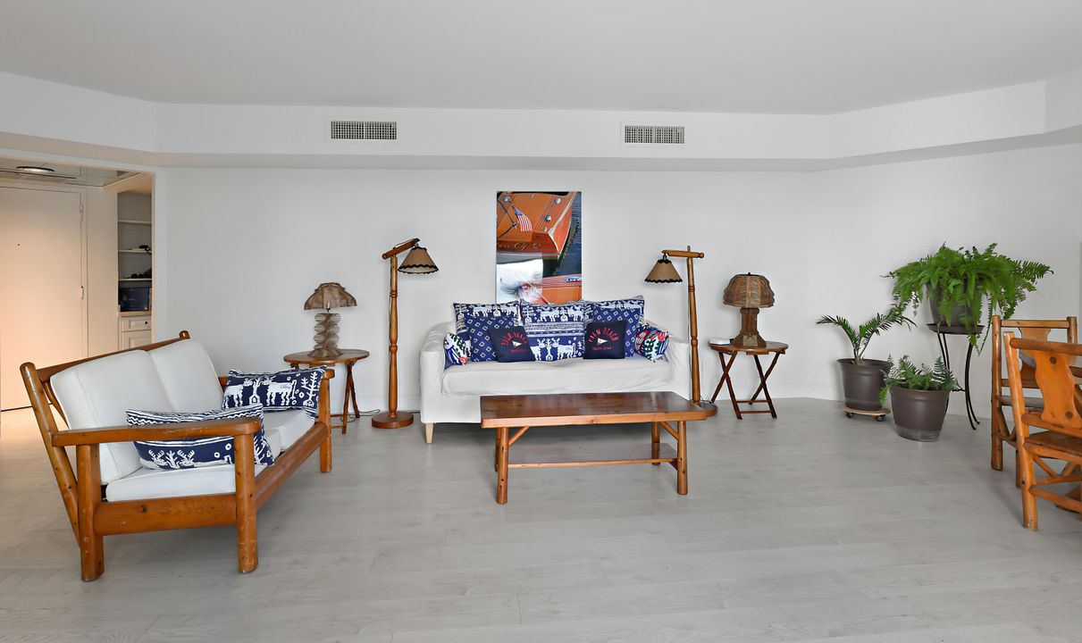 For Sale: $557,000 (1 beds, 1 baths, 1180 Square Feet)