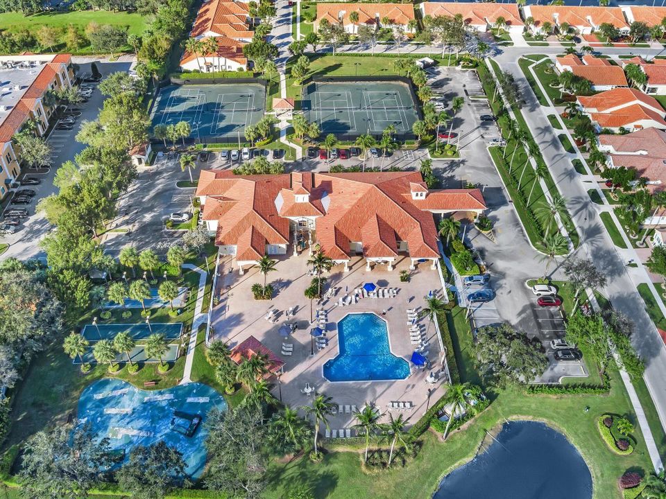 На продажу: $325,000 (2 спален, 2 ванн, 1246 Квадратных фут)