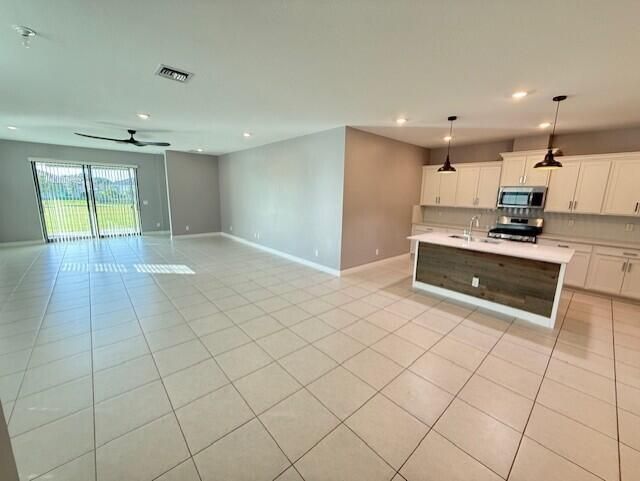 出租: $3,300 (3 贝兹, 2 浴室, 1954 平方英尺)