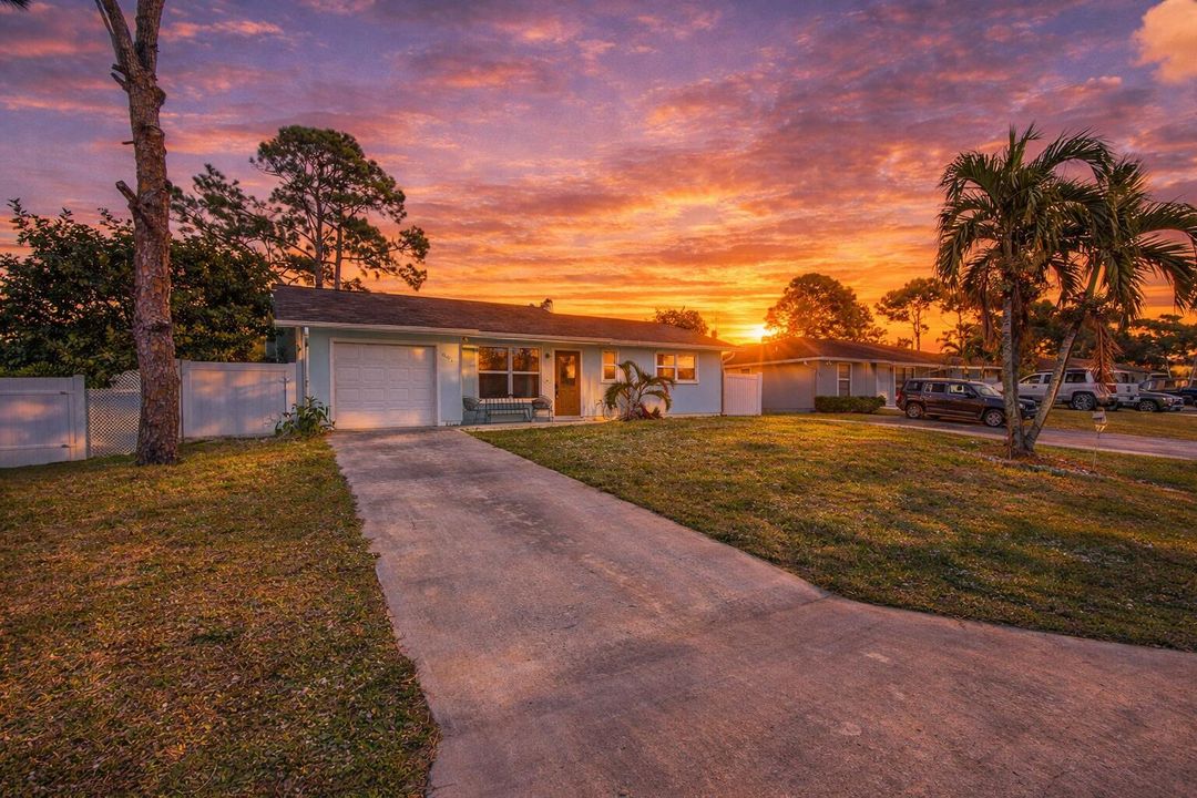 For Sale: $475,000 (2 beds, 2 baths, 1011 Square Feet)