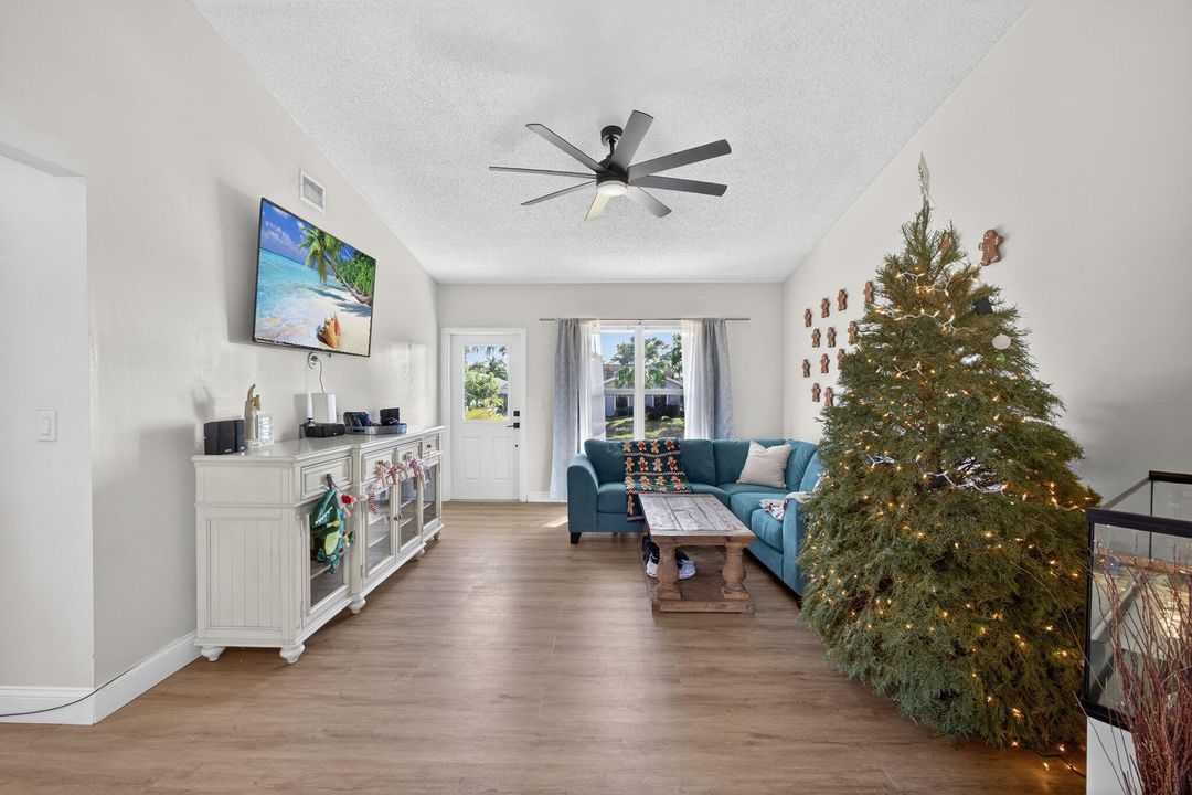 For Sale: $475,000 (2 beds, 2 baths, 1011 Square Feet)