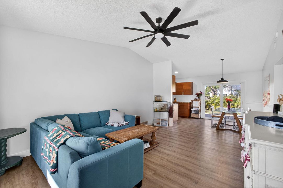 For Sale: $475,000 (2 beds, 2 baths, 1011 Square Feet)