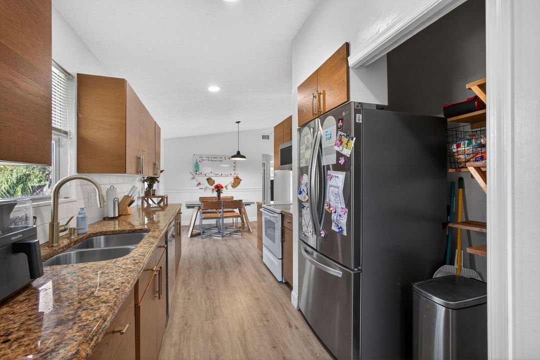For Sale: $475,000 (2 beds, 2 baths, 1011 Square Feet)