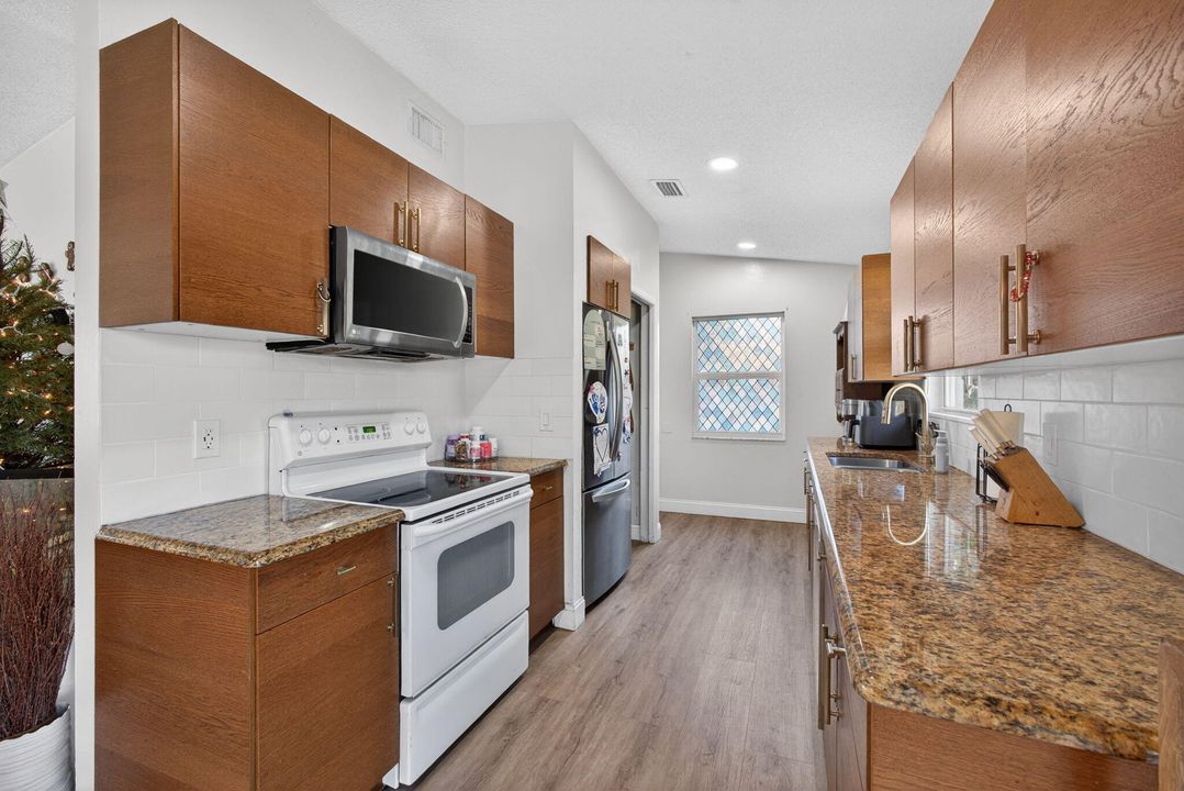 For Sale: $475,000 (2 beds, 2 baths, 1011 Square Feet)