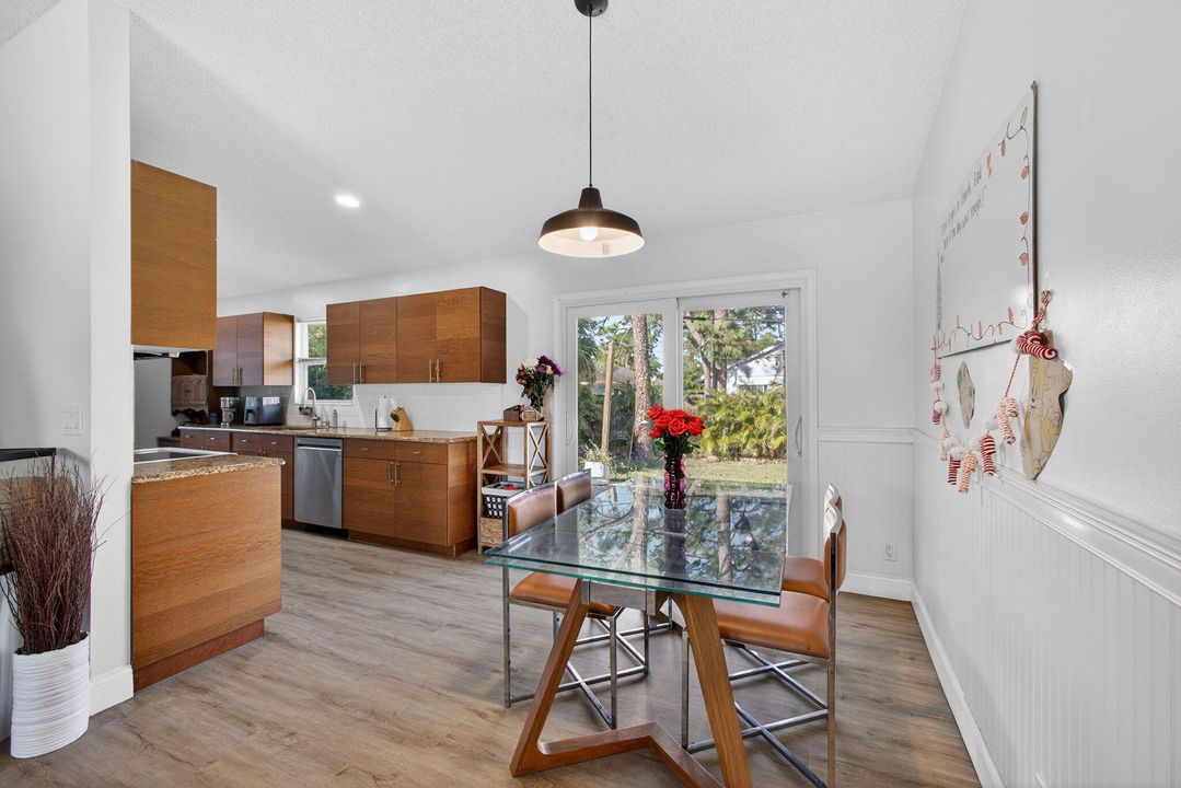 For Sale: $475,000 (2 beds, 2 baths, 1011 Square Feet)