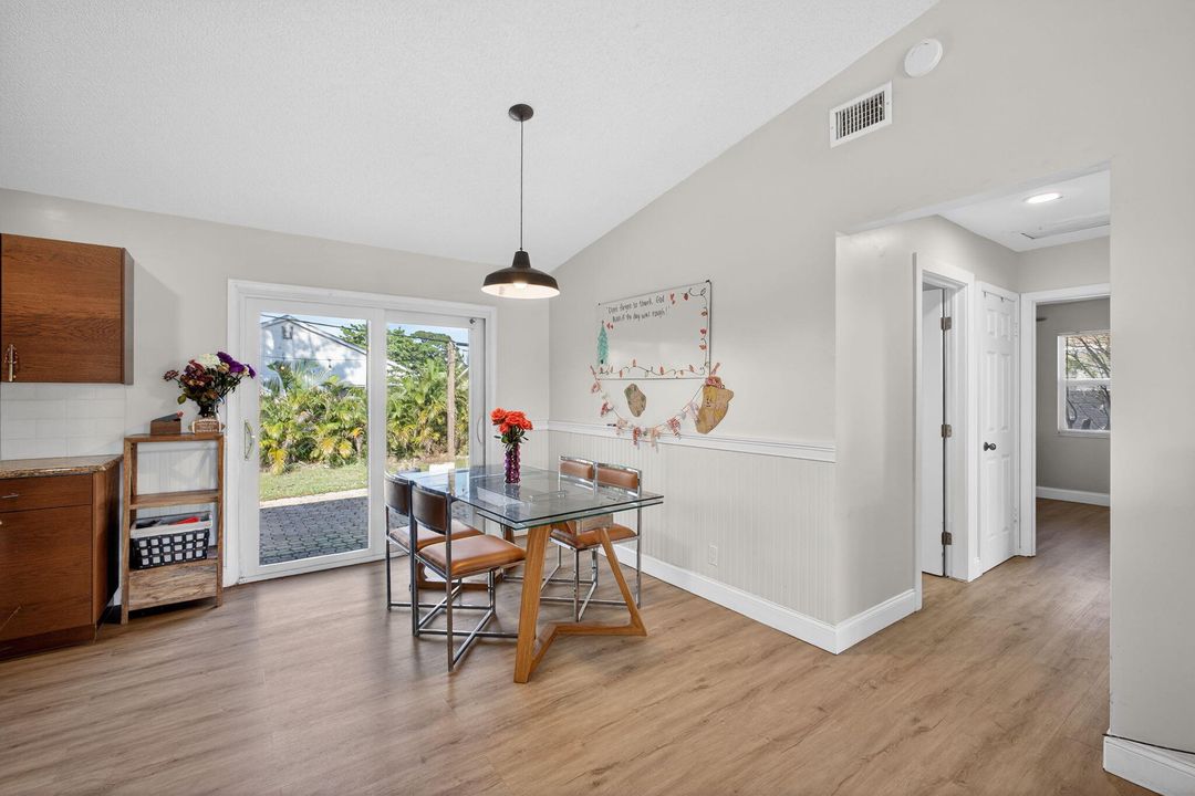 For Sale: $475,000 (2 beds, 2 baths, 1011 Square Feet)