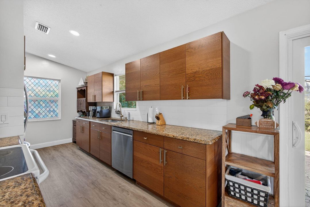 For Sale: $475,000 (2 beds, 2 baths, 1011 Square Feet)