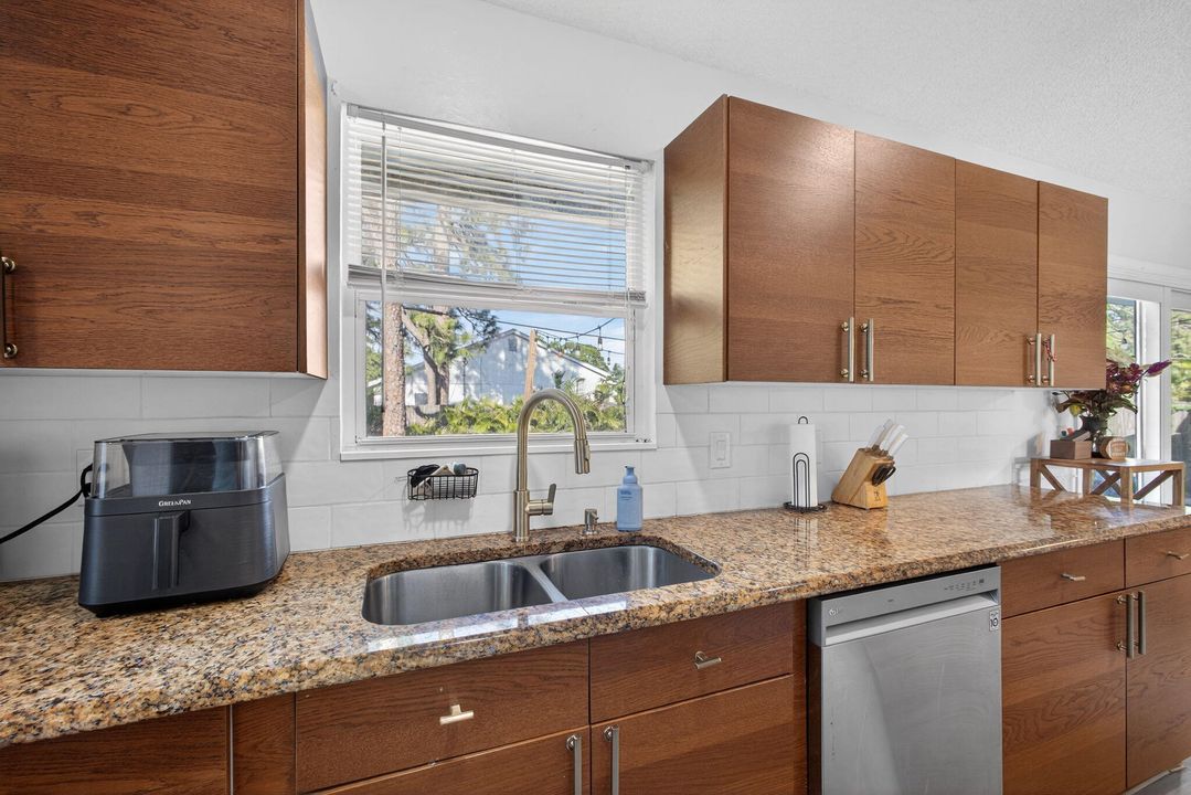 For Sale: $475,000 (2 beds, 2 baths, 1011 Square Feet)