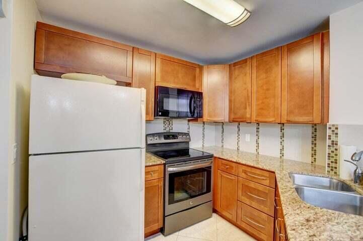 For Sale: $185,000 (2 beds, 2 baths, 852 Square Feet)