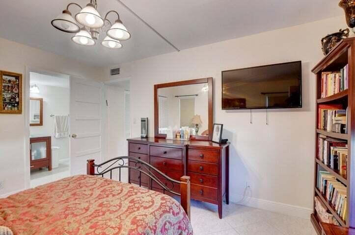 For Sale: $185,000 (2 beds, 2 baths, 852 Square Feet)