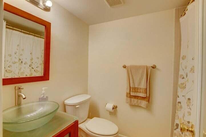 For Sale: $185,000 (2 beds, 2 baths, 852 Square Feet)