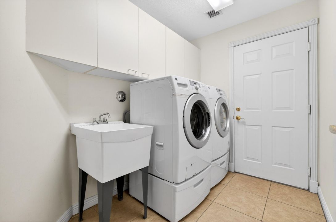 For Sale: $945,000 (5 beds, 3 baths, 3467 Square Feet)