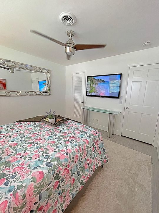 For Sale: $949,999 (4 beds, 3 baths, 2096 Square Feet)