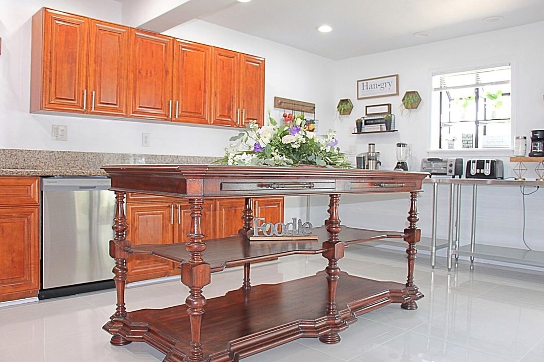 For Sale: $949,999 (4 beds, 3 baths, 2096 Square Feet)