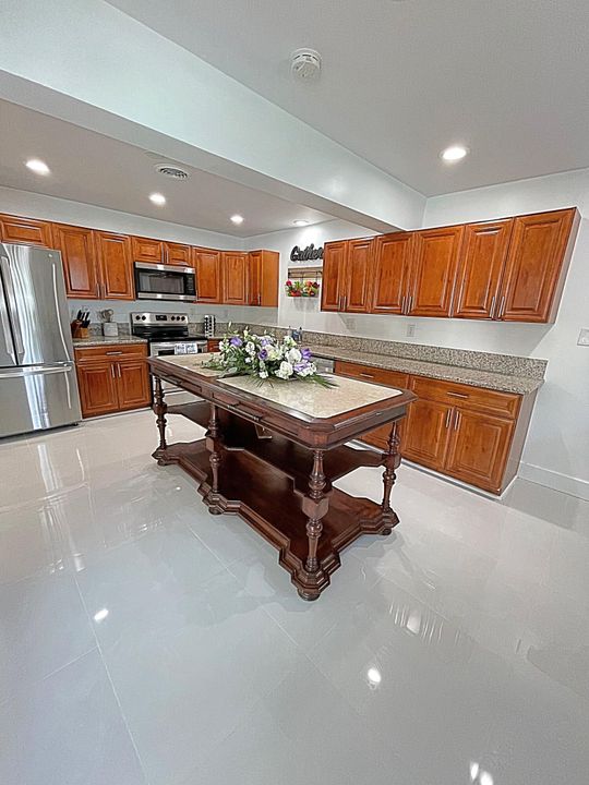 For Sale: $949,999 (4 beds, 3 baths, 2096 Square Feet)