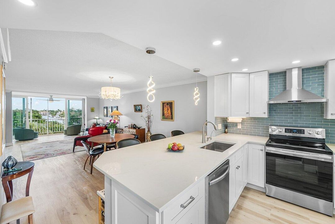 For Sale: $439,000 (2 beds, 2 baths, 1107 Square Feet)