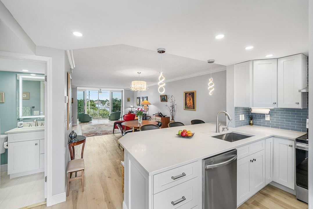 For Sale: $439,000 (2 beds, 2 baths, 1107 Square Feet)