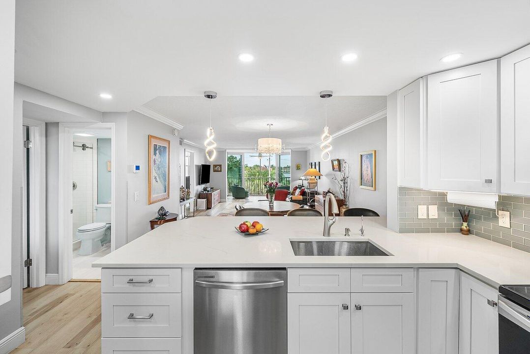 For Sale: $439,000 (2 beds, 2 baths, 1107 Square Feet)