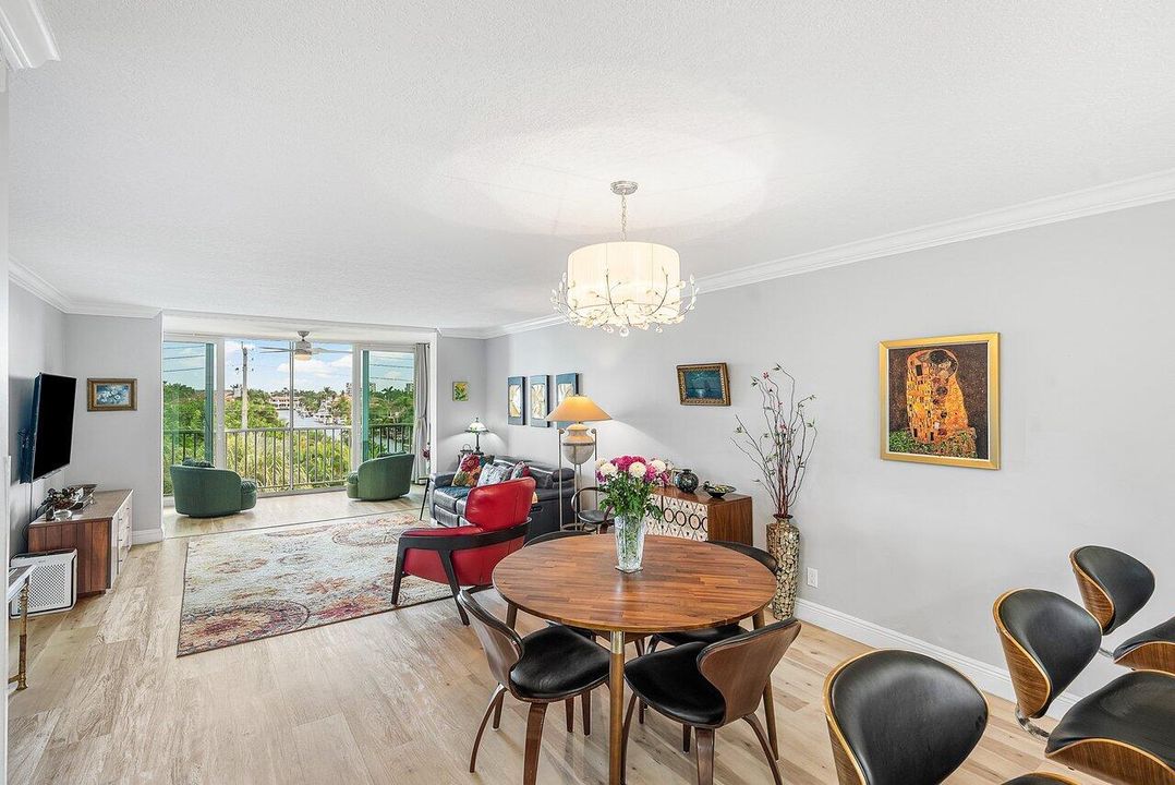 For Sale: $439,000 (2 beds, 2 baths, 1107 Square Feet)