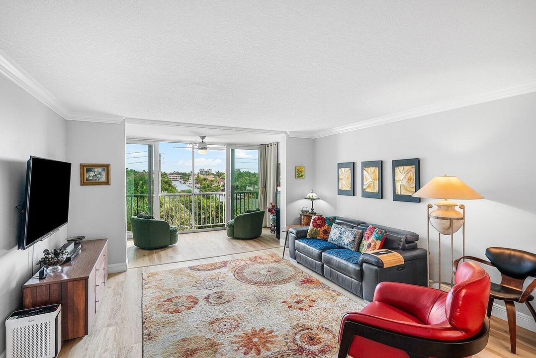 For Sale: $439,000 (2 beds, 2 baths, 1107 Square Feet)