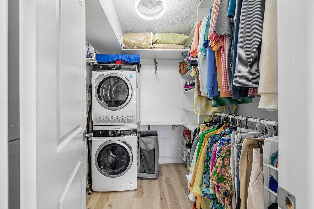 For Sale: $439,000 (2 beds, 2 baths, 1107 Square Feet)