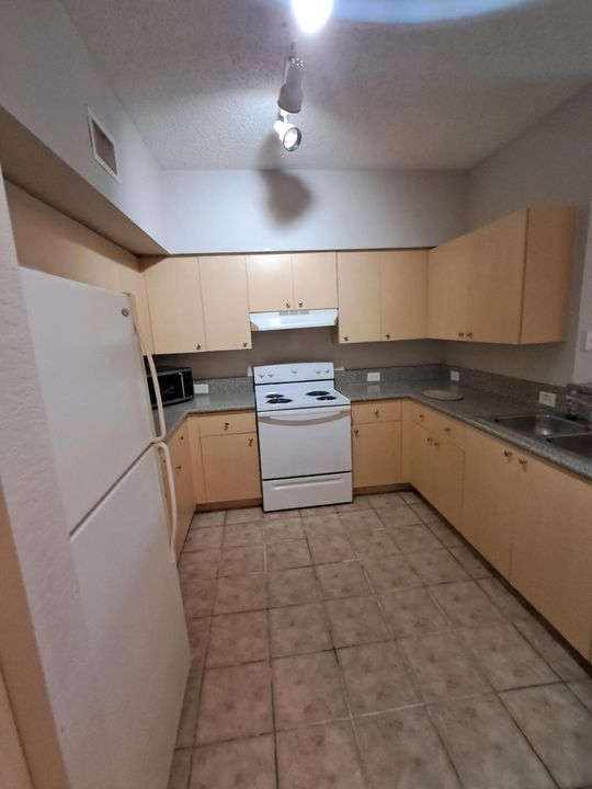 В аренду: $2,200 (2 спален, 2 ванн, 1275 Квадратных фут)