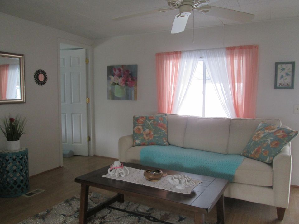 На продажу: $125,000 (2 спален, 2 ванн, 672 Квадратных фут)