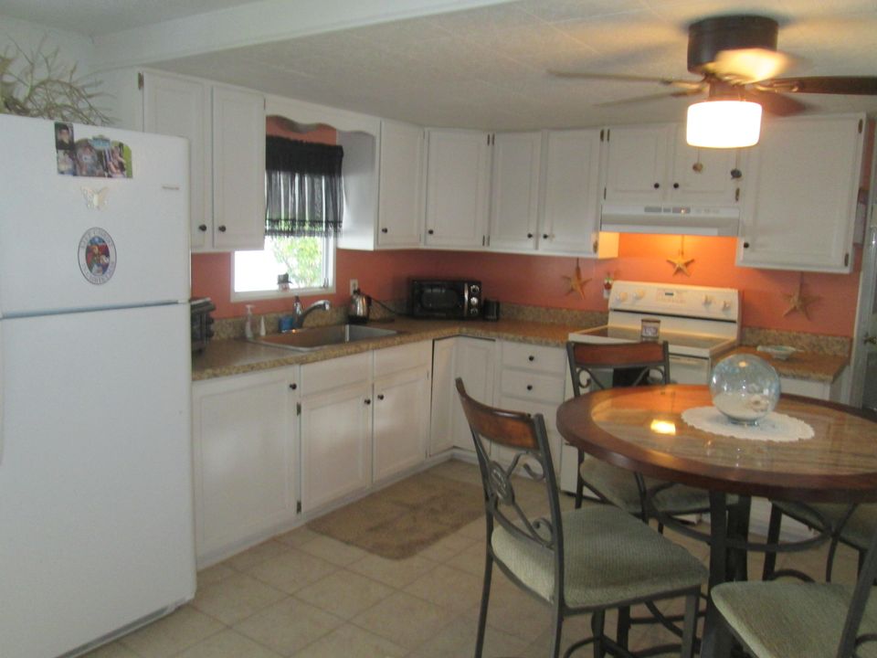 На продажу: $125,000 (2 спален, 2 ванн, 672 Квадратных фут)