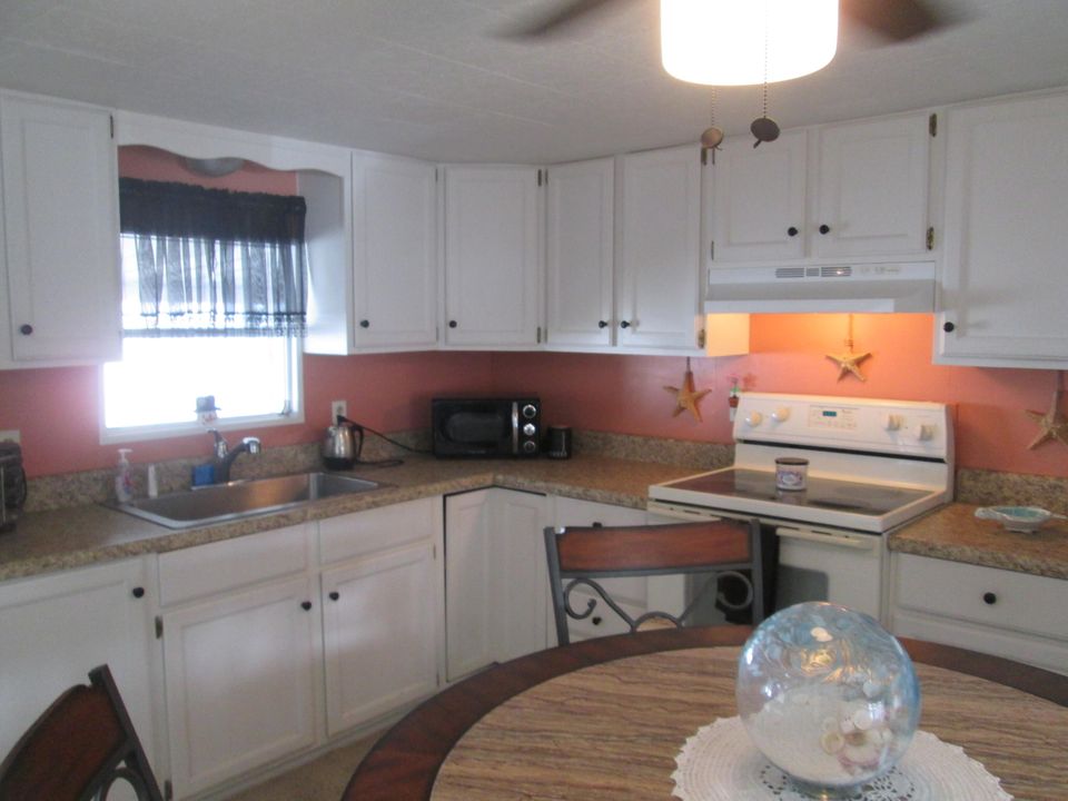 На продажу: $125,000 (2 спален, 2 ванн, 672 Квадратных фут)