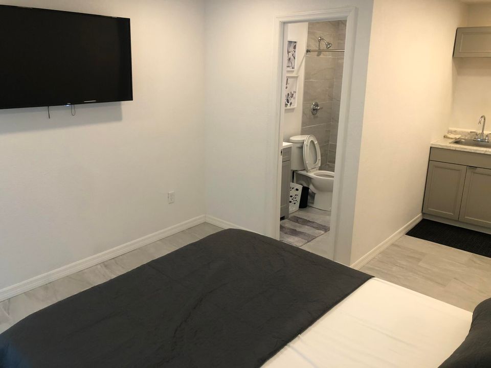 For Rent: $4,000 (5 beds, 2 baths, 1452 Square Feet)