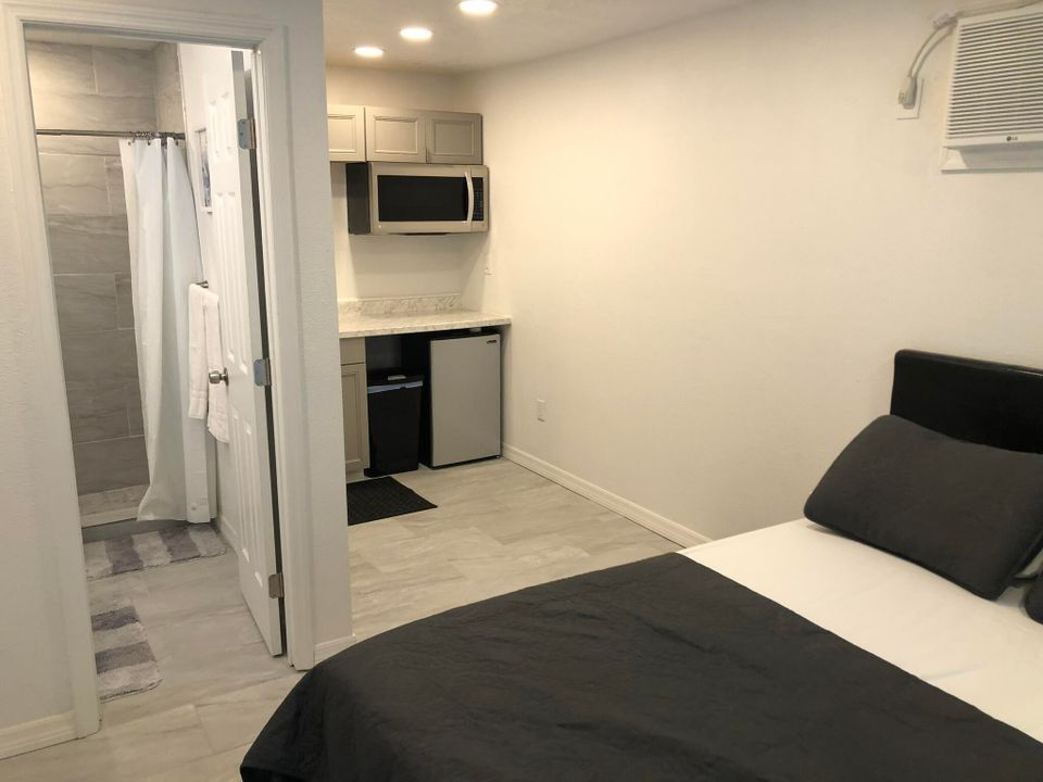 For Rent: $4,000 (5 beds, 2 baths, 1452 Square Feet)