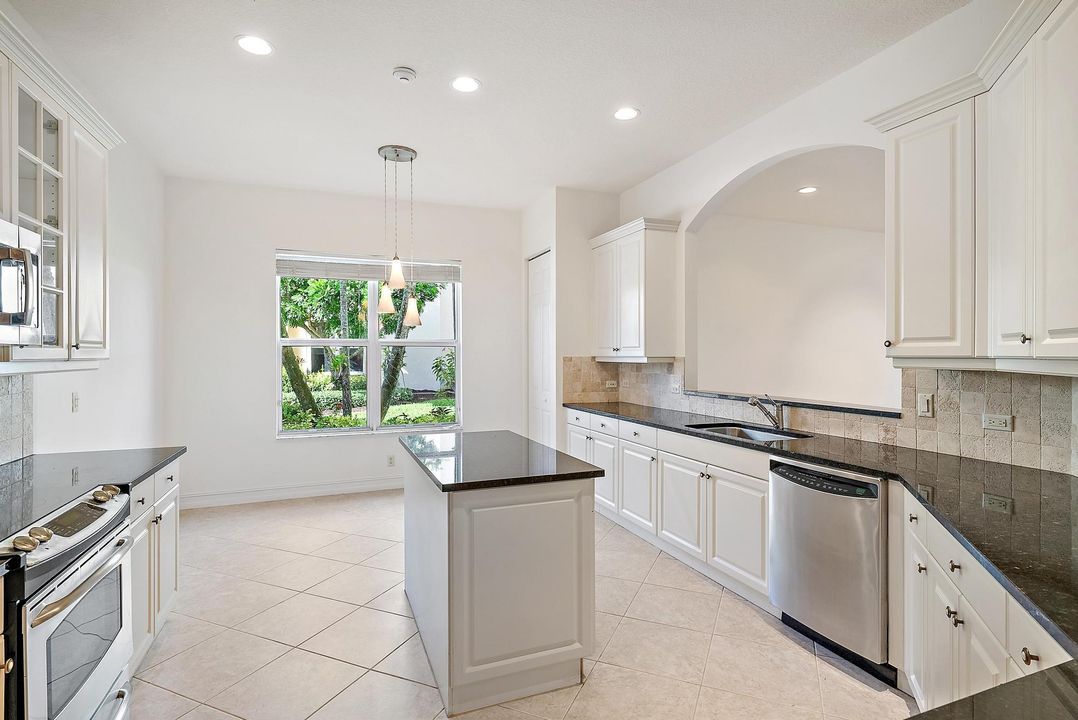 En Venta: $599,000 (2 camas, 2 baños, 2327 Pies cuadrados)